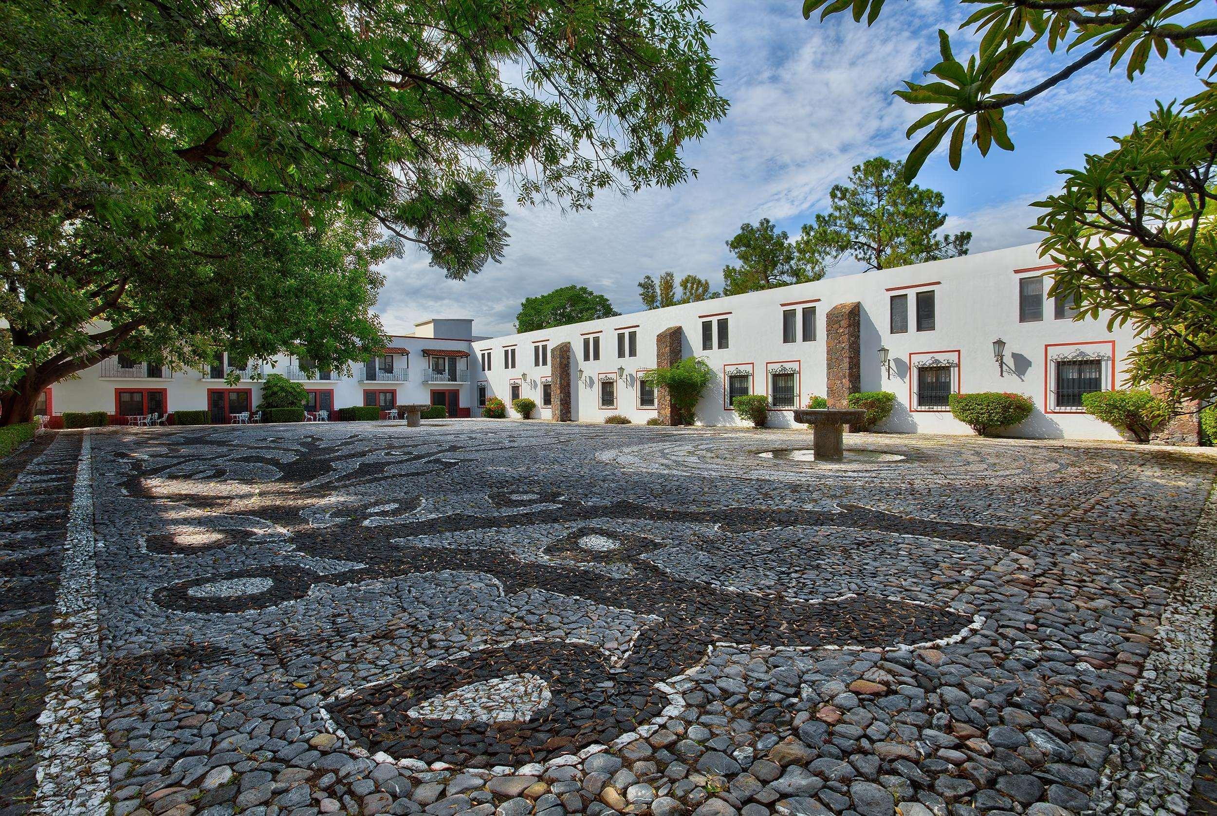 Hacienda Jurica By Brisas Hotel Querétaro Exterior foto The courtyard at the Santa Fe Plaza