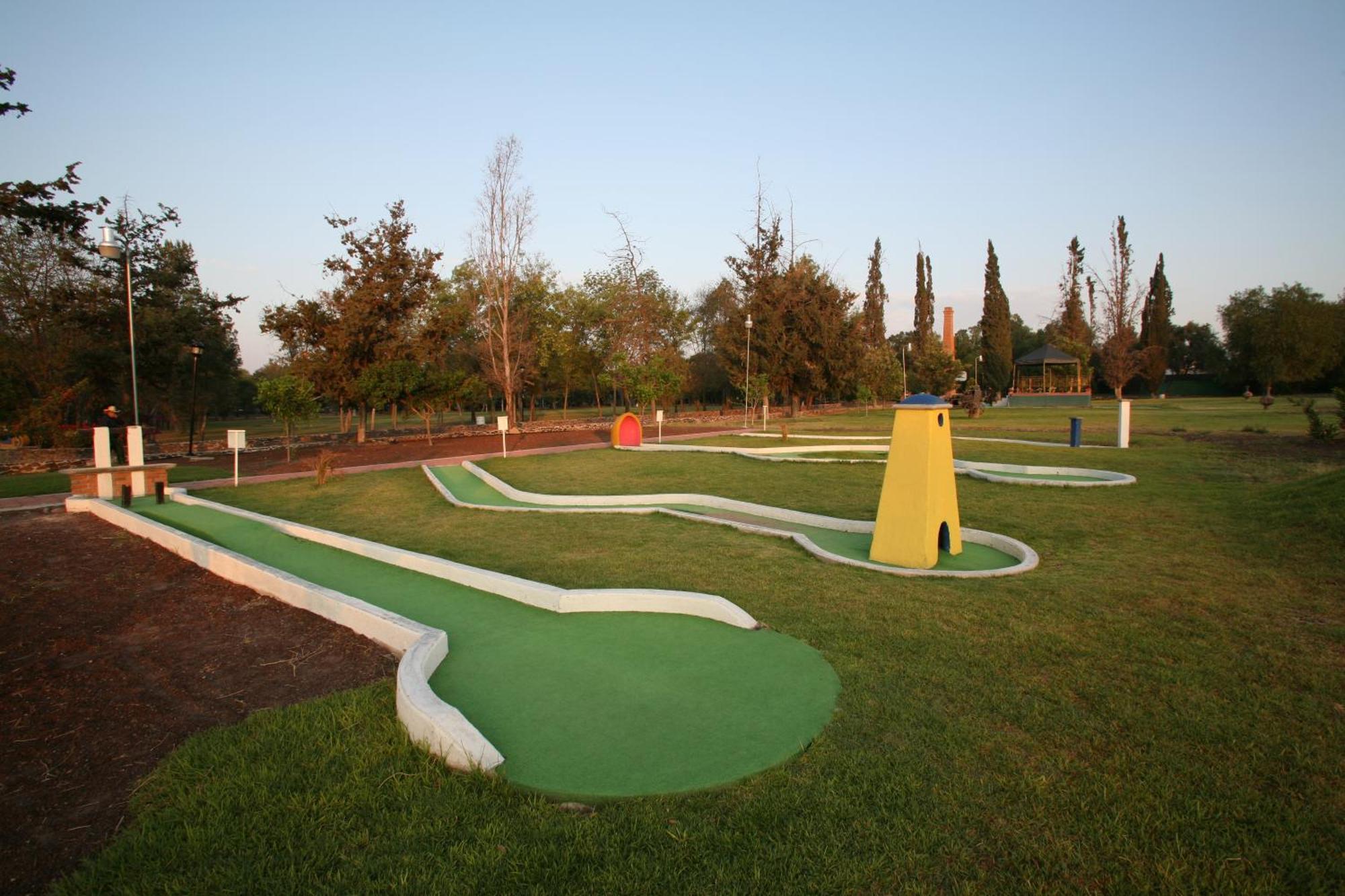 Hacienda Jurica By Brisas Hotel Querétaro Exterior foto Miniature golf course in the park