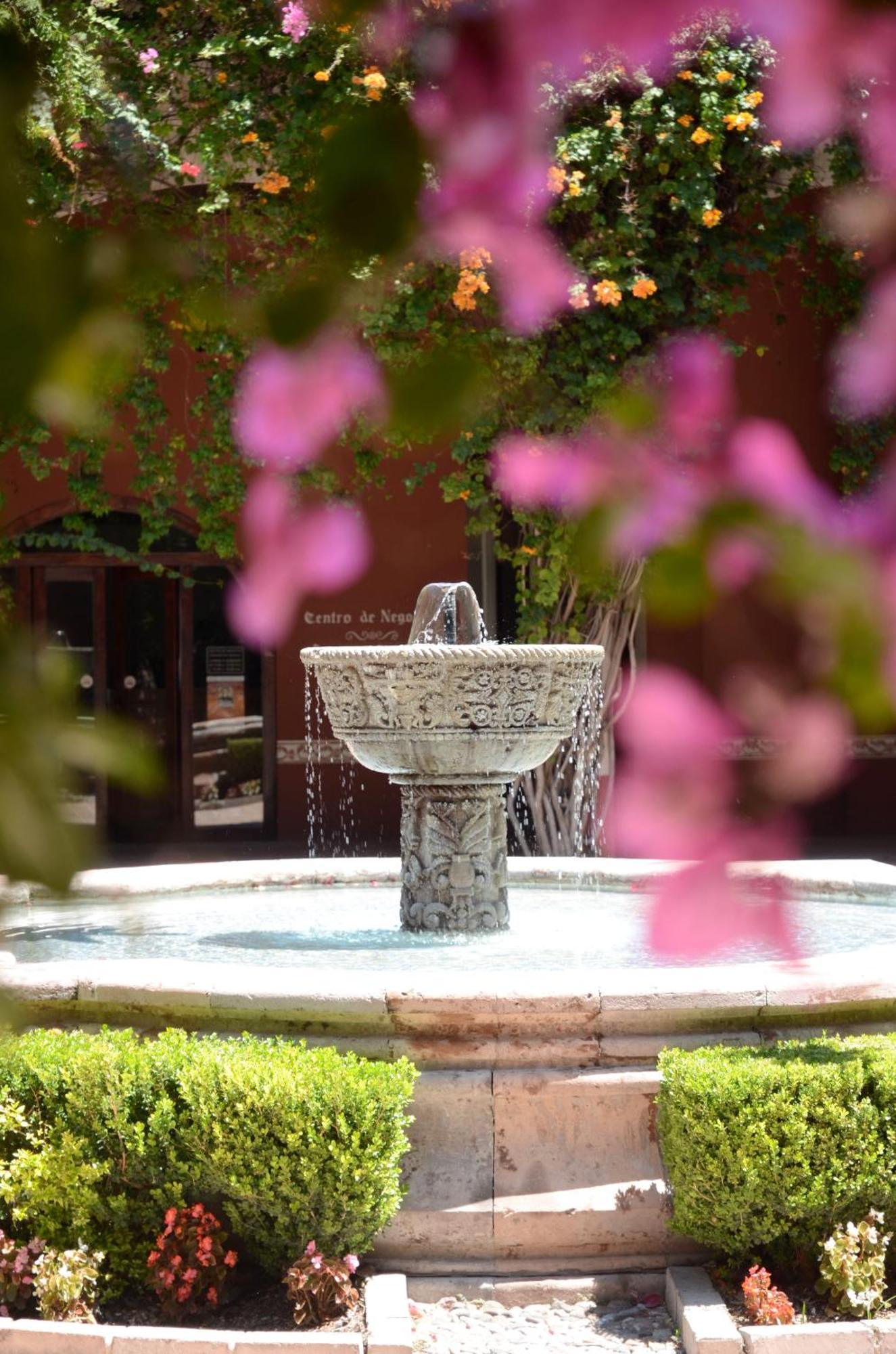 Hacienda Jurica By Brisas Hotel Querétaro Exterior foto Fountain in the garden of the Centre de Senlis